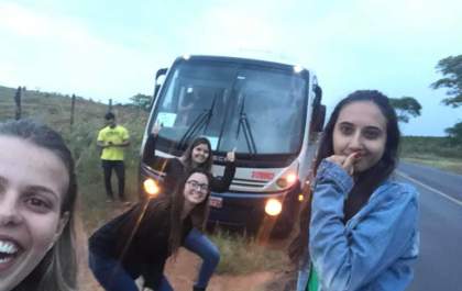 Universitários perdem provas após problema mecânico em micro-ônibus