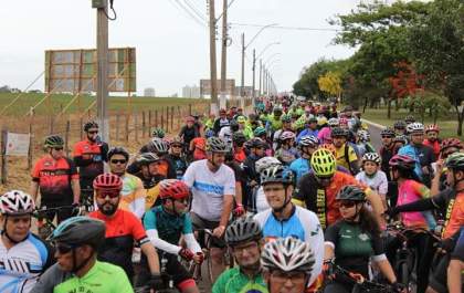 Ciclistas realizam ação solidária