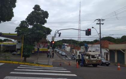 Cruzamento na Araçás é interditado para troca de semáforo