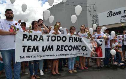 Moradores de Penápolis homenageiam jovem que morreu em queda de marquise