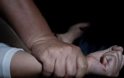 Em meio a mordidas e puxões de cabelos, PM separa briga de casal