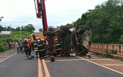 Colisão de ônibus em Biz deixa 5 mortos