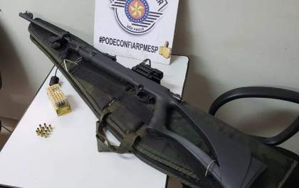 Polícia prende homem que disparava rifle no fundo do quintal