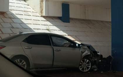 Motorista bate em pilar no trevo de Andradina