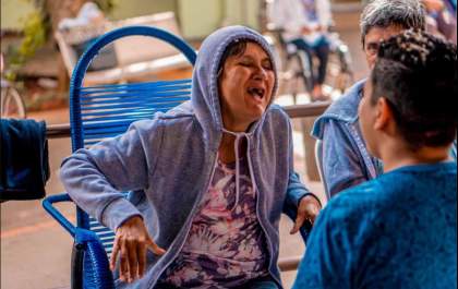 Jovem leva amor e alegria para idosa que não sorri em Três Lagoas
