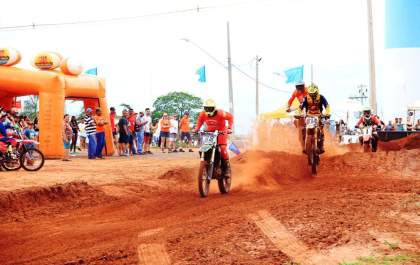 Motocross agitou o grande público com manobras radicais em Andradina