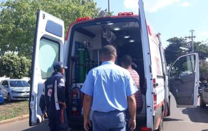 Homem fica ferido em batida frontal entre moto e carro em Avenida de TL
