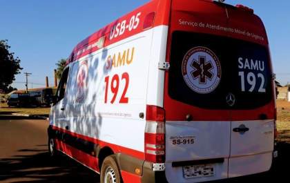 Carro invade preferencial e atinge motociclista no Centro de Três Lagoas