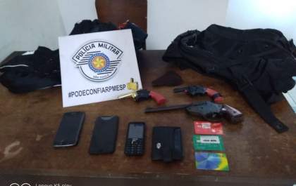 Dois jovens são presos após assalto a lanchonete