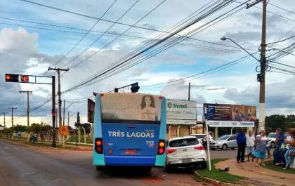 Acidente entre ônibus e carro é registrado na tarde desta quarta-feira (4)