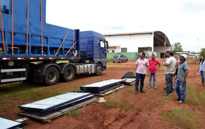 Prefeito de Selvíria acompanha chegada de máquinas e equipamentos industriais de nova empresa no munícipio
