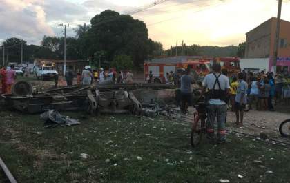 Vagões de trem se soltam em MS e atingem veículos que estavam na rua