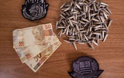 Adolescente é flagrado pelo GOE com 145 pinos com cocaína