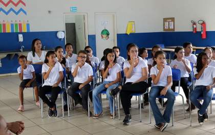 Alunos três-lagoenses aprendem linguagem de sinais para se comunicarem com colega surdo