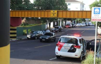 Mulher pula de viaduto sobre a linha férrea