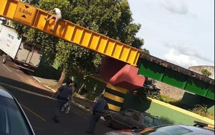Mulher que pulou de viaduto tem diversas passagens pela polícia