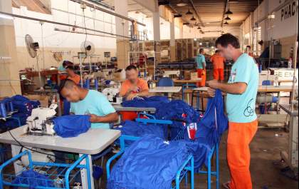 Detentos de Três Lagoas confeccionam camisetas, mochilas e uniformes escolares&nbsp;