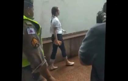 Mulher que afirmou ser racista e cuspiu em taxista negro, paga fiança e é libertada