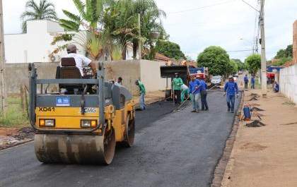Máquina parada há 15 anos é recuperada e volta a realizar recapeamento em Três Lagoas