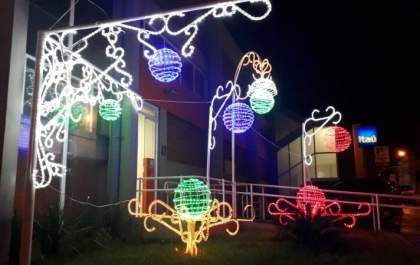 Comércio de Penápolis recebe o Papai Noel nesta segunda