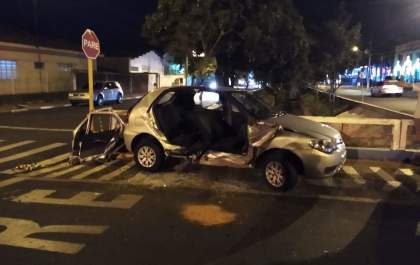 Bombeiros resgatam casal após colisão entre 2 carros