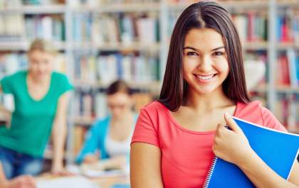 Pesquisa mostra que estudantes com bolsa de estudo tiveram nota mais alta