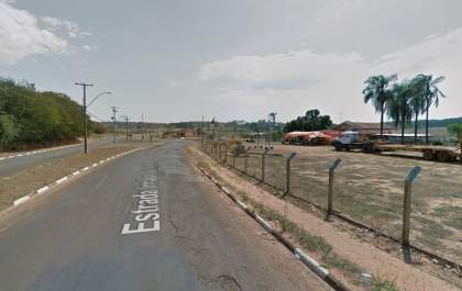 Carroceiro bate em alambrado e diz que foi desviar de cachorro