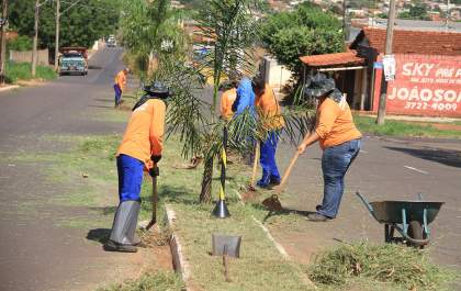 Equipe da Frente de Trabalho atua na limpeza de áreas públicas
