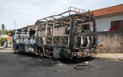 Incêndio destrói ônibus na madrugada