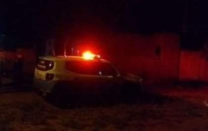 Suspeito com pedra nas mãos ameaça garotas durante assalto