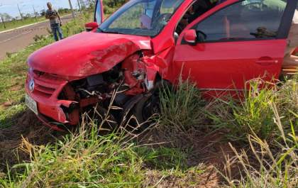 Bebê de um ano se fere após carro bater contra poste em Três Lagoas