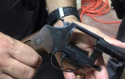 Motorista detido por violência doméstica e posse ilegal de arma