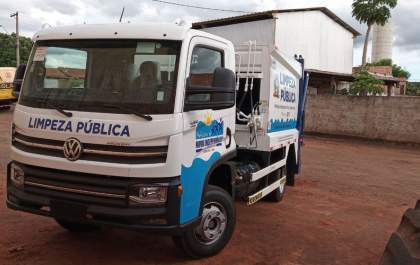 Thauana conquista caminhão compactador para coleta de lixo no município