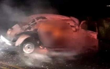 Carros batem e casal morre carbonizado