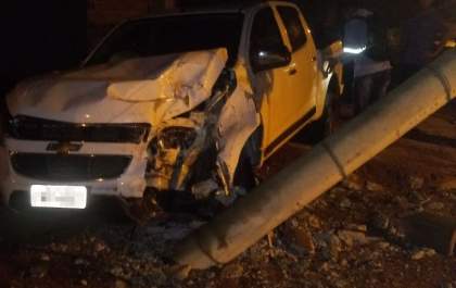 Motorista bate caminhonete contra poste no Nova Três Lagoas