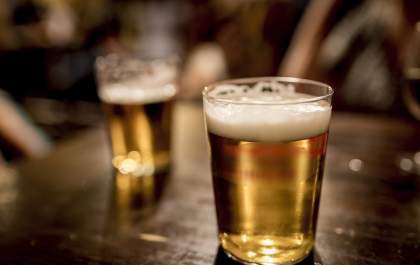 Mulher joga copo com bebida alcoólica em 'outra', ofende e faz ameaças