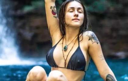 Garota fatura alto vendendo nudes. Veja o vídeo