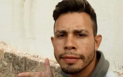 Jovem é morto a tiros na frente de casa