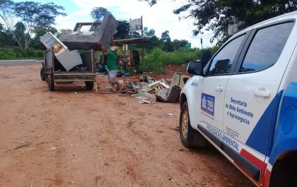 Homem que jogou lixo na entrada de ranchos foi intimado a voltar e limpar o local