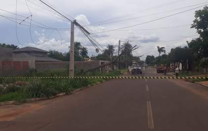 Árvore seca cai sobre rede elétrica e quebra poste no bairro Vila Nova