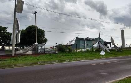 Vendaval danifica hangar e deixa mulher ferida