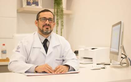Dr. Eneias Cano faz sucesso com canal no youtube