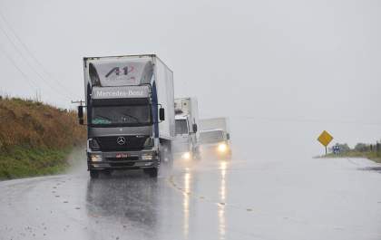 Aquaplanagem: como dirigir com segurança durante a chuva