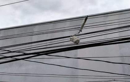 Homem encosta rolo de pintura em fios e tem 40% do corpo queimado