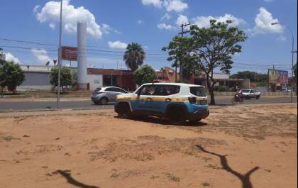 Bandidos seguram e ameaçam garota durante assalto em Três Lagoas
