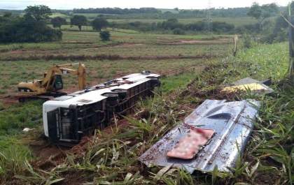 Pelo menos 2 pessoas morrem em tombamento de ônibus na Rondon