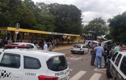 Acidente derruba carros sucateados e idoso ´salta de lado´ para não ser atingido