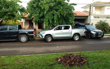 GOE apreende veículos e cheques com suspeito de agiotagem