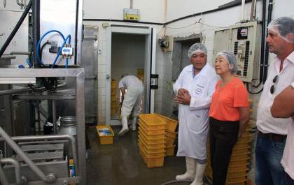 Tamiko acompanha entrega de selo do Ciensp a Associação de Leite