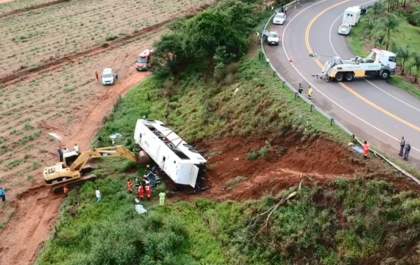 Motorista diz que ônibus derrapou em pista molhada